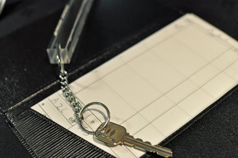 ホテルの領収書は決定的証拠にならない? 不貞行為立証の判断基準