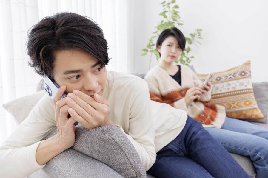 夫にこんな怪しい特徴が見られたら、あなたは「サレ妻」になってしまったかもしれません