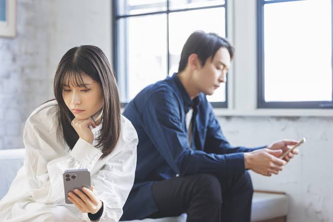 浜松で配偶者のスマホやLINEを無断で見たいと思ったときの注意点
